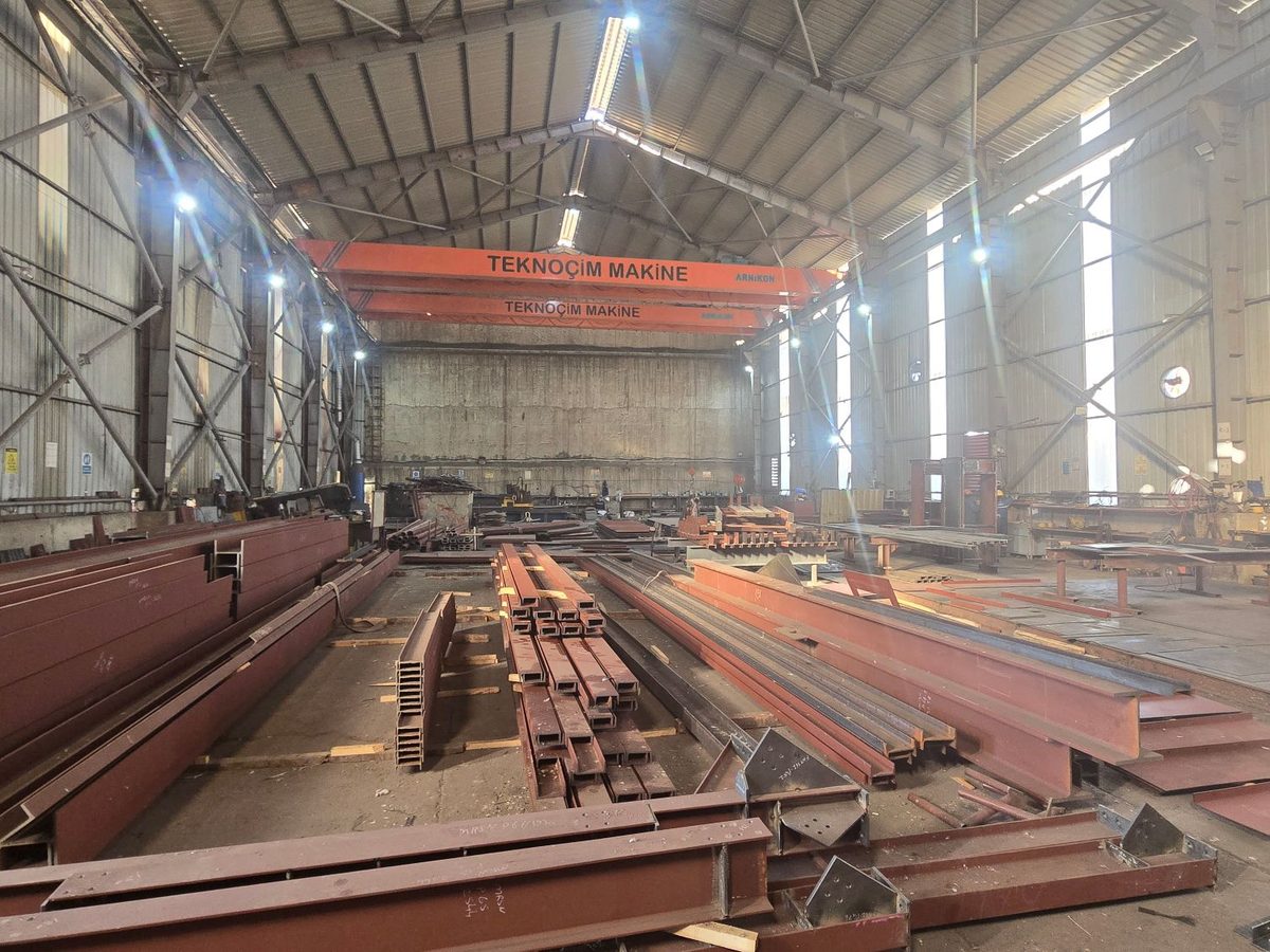 Teknoçim Makine imalat atölyesi — çelik konstrüksiyon hazırlık alanı