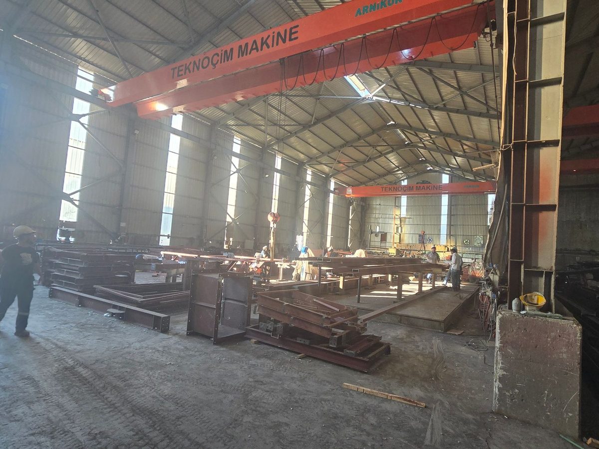 Teknoçim Makine imalat atölyesi — gezer vinçli imalat holü